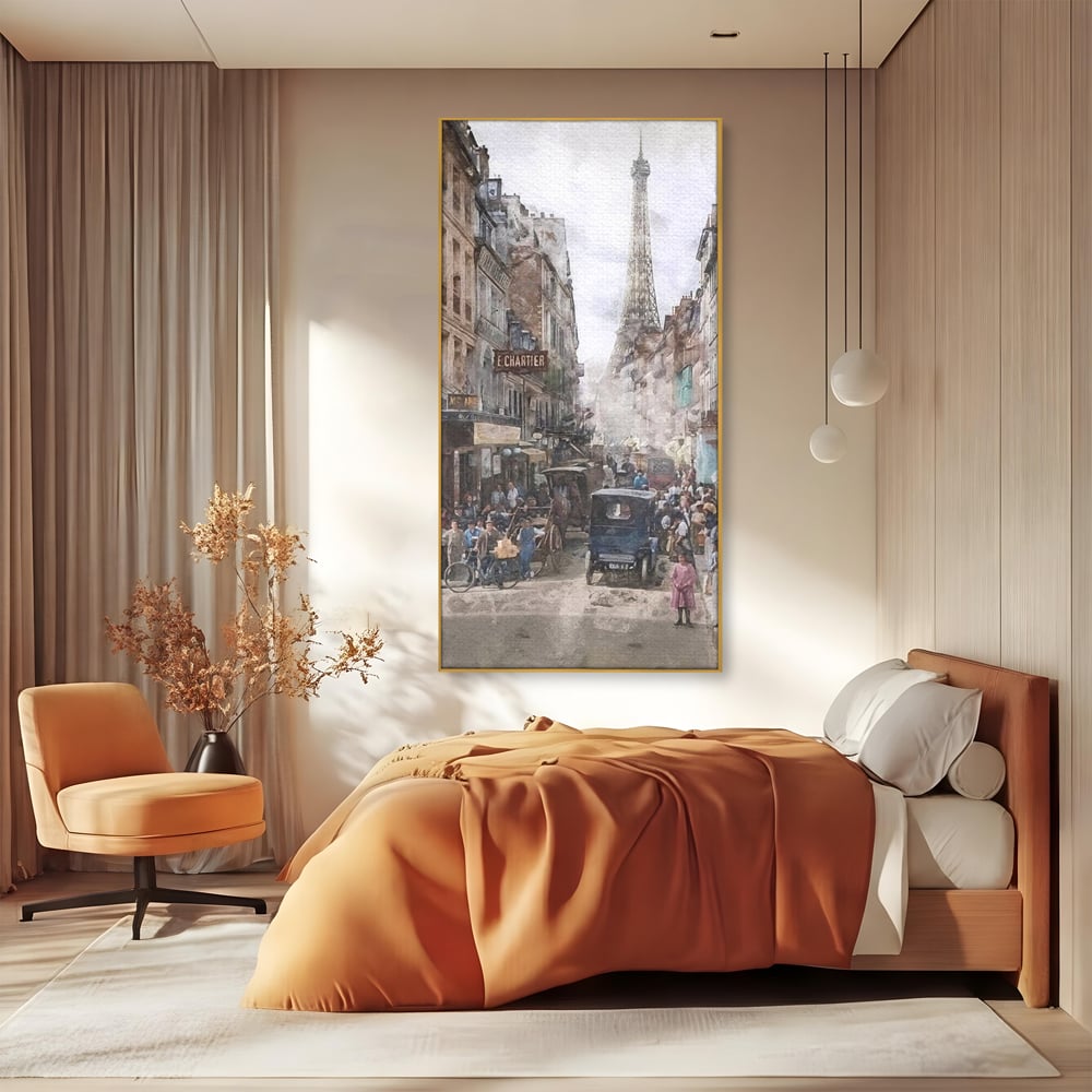 Tablou canvas cu pictura stradala cu turnul eiffel, in rama de aluminiu auriu, pe perete intr-un dormitor