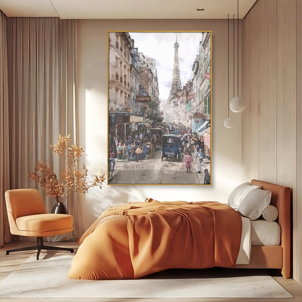 Tablou canvas cu pictura stradala cu turnul eiffel, in rama de aluminiu auriu, pe perete intr-un dormitor
