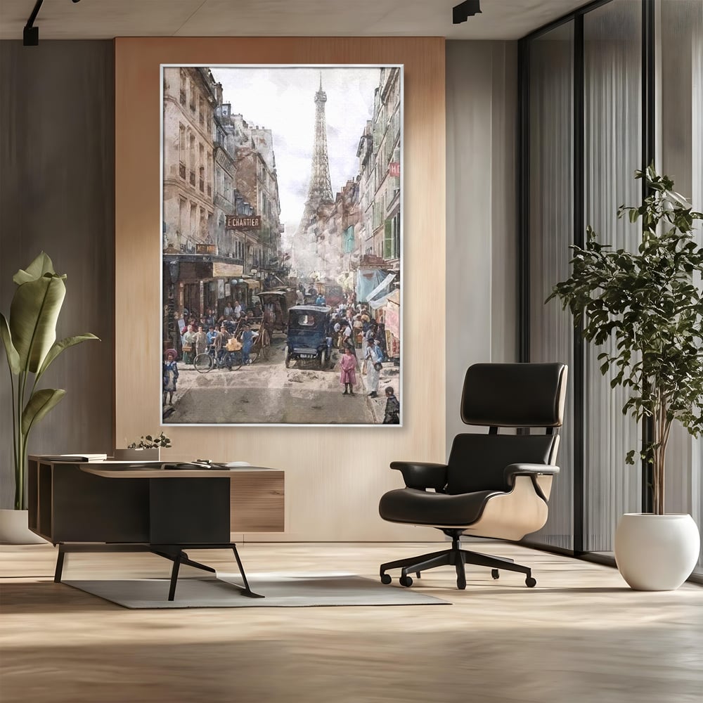 Tablou canvas cu pictura stradala cu turnul eiffel, in rama de aluminiu argintiu, pe perete intr-un birou