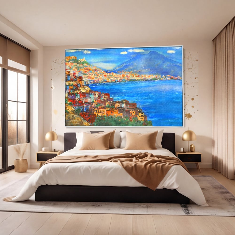 Tablou canvas cu tablou canvas cu peisaj din napoli, in rama de aluminiu argintiu, pe perete intr-un dormitor