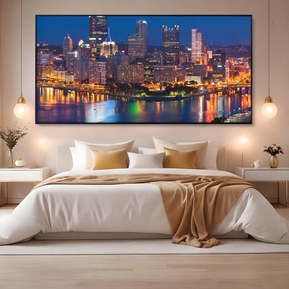 Tablou canvas cu tablou canvas cu peisaj nocturn urban, in rama de aluminiu negru, pe perete intr-un dormitor