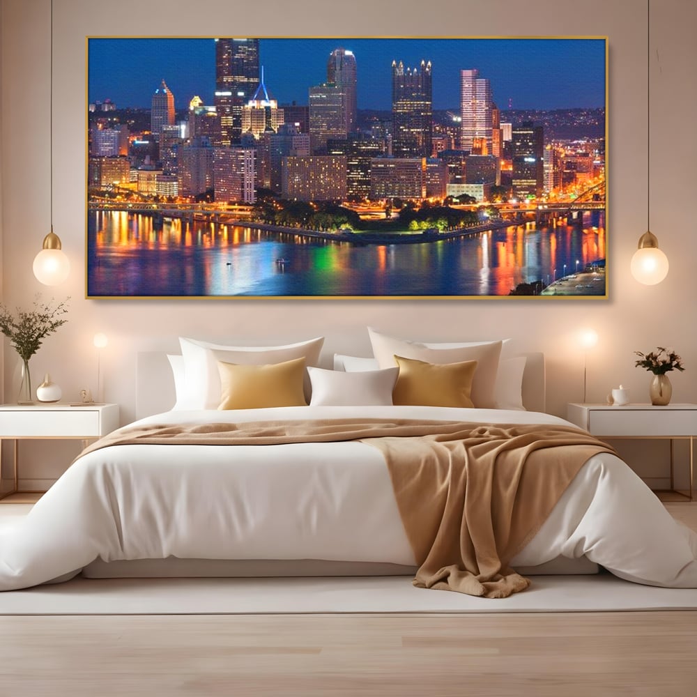 Tablou canvas cu tablou canvas cu peisaj nocturn urban, in rama de aluminiu auriu, pe perete intr-un dormitor
