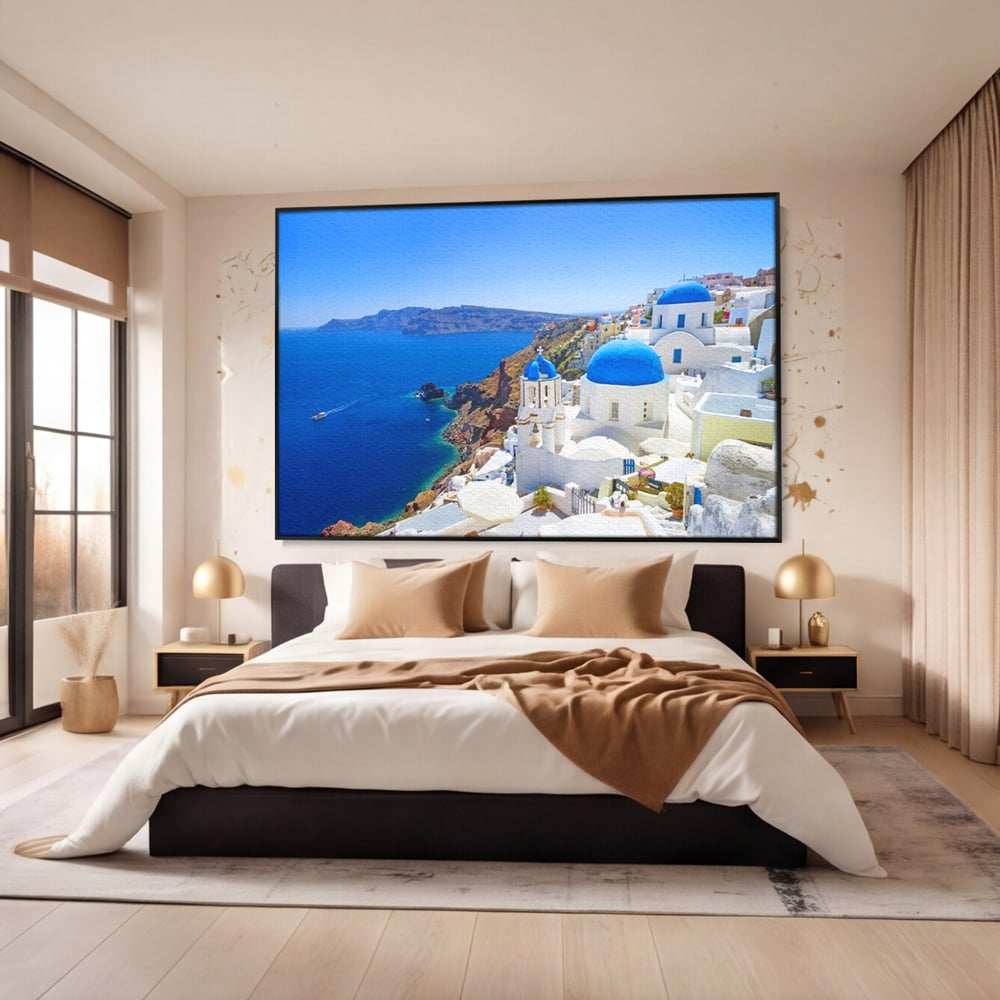 Tablou canvas cu tablou canvas cu peisaj din santorini, in rama de aluminiu negru, pe perete intr-un dormitor