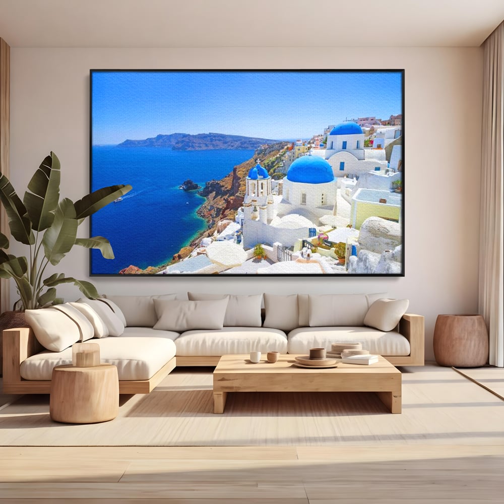 Tablou canvas cu tablou canvas cu peisaj din santorini, in rama de aluminiu negru, pe perete intr-un living