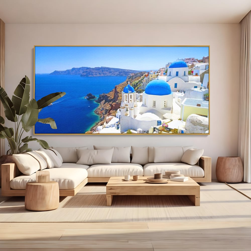 Tablou canvas cu tablou canvas cu peisaj din santorini, in rama de aluminiu auriu, pe perete intr-un living