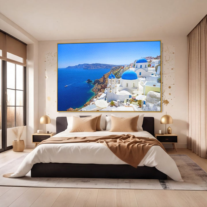 Tablou canvas cu tablou canvas cu peisaj din santorini, in rama de aluminiu auriu, pe perete intr-un dormitor