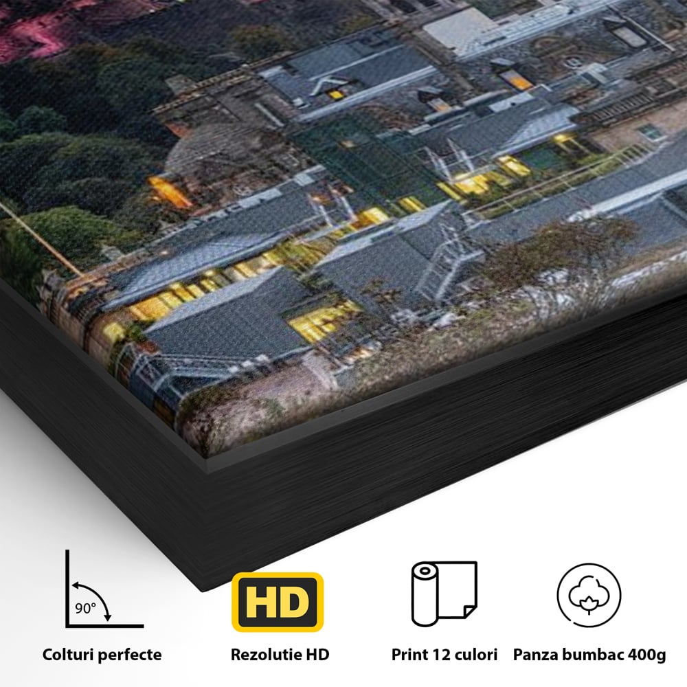 Detaliu al suprafetei: tablou canvas cu peisaj urban din scotia la amurg, in rama de aluminiu negru