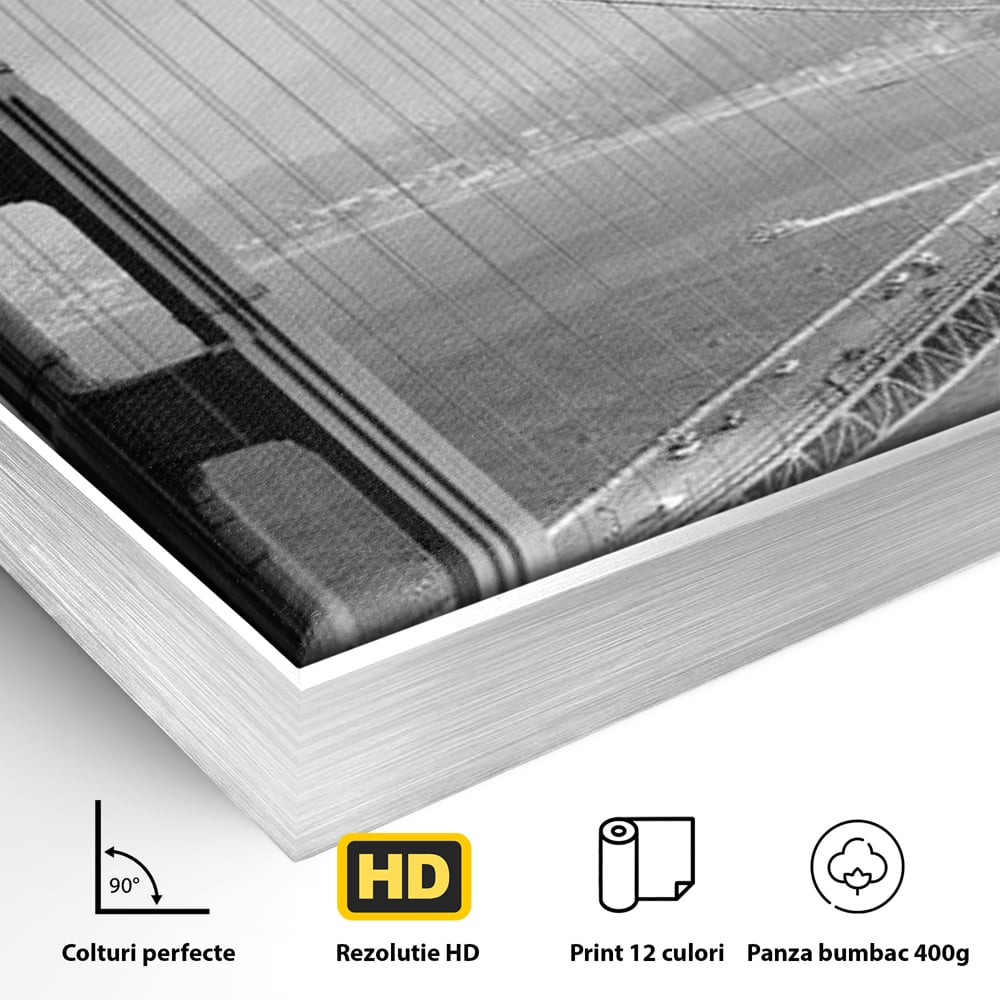 Detaliu al suprafetei: fotografie alb-negru cu podul golden gate, in rama de aluminiu argintiu