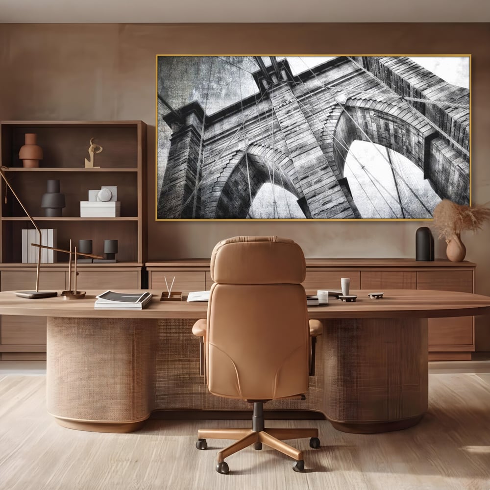 Tablou canvas cu tablou canvas cu podul brooklyn, in rama de aluminiu auriu, pe perete intr-un birou