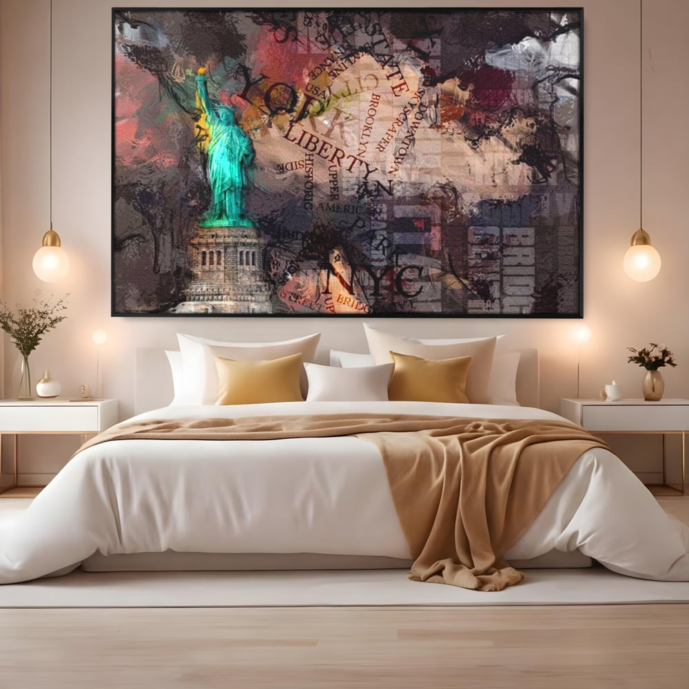 Tablou canvas cu tablou canvas cu statuia libertatii si text, in rama de aluminiu negru, pe perete intr-un dormitor