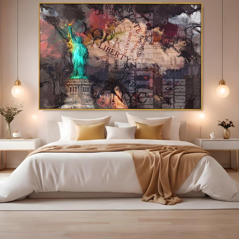 Tablou canvas cu tablou canvas cu statuia libertatii si text, in rama de aluminiu auriu, pe perete intr-un dormitor