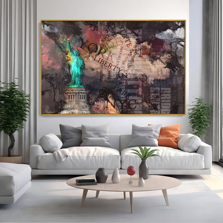 Tablou canvas cu tablou canvas cu statuia libertatii si text, in rama de aluminiu auriu, pe perete intr-un living