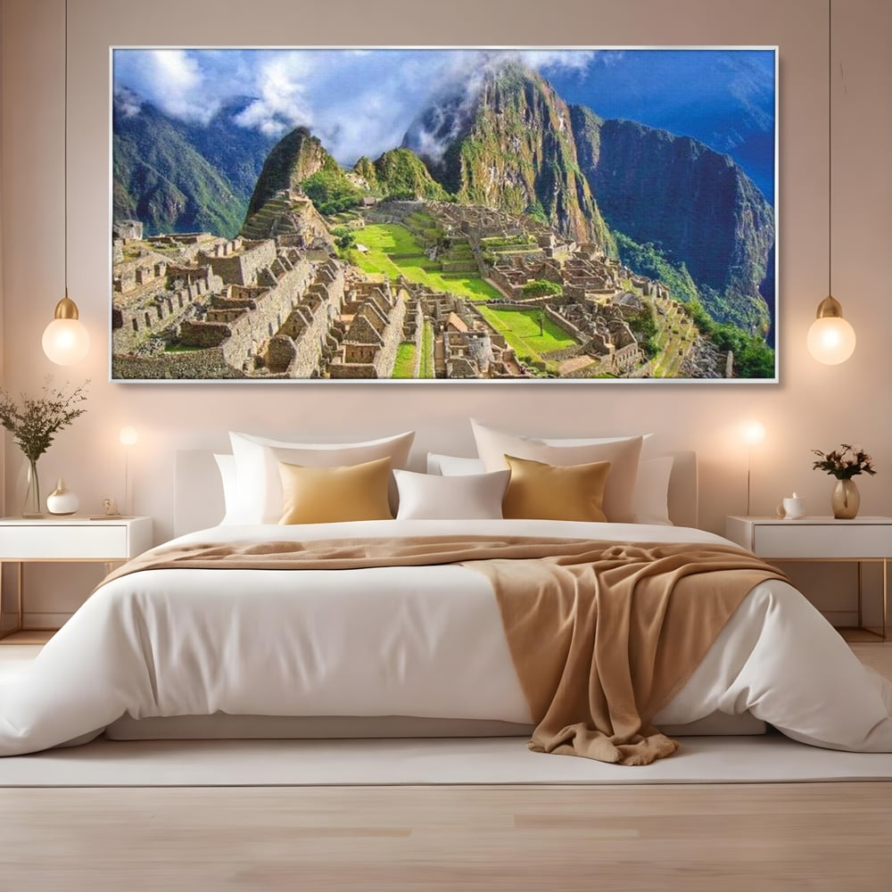 Tablou canvas cu tablou canvas cu cetatea machu picchu, in rama de aluminiu argintiu, pe perete intr-un dormitor