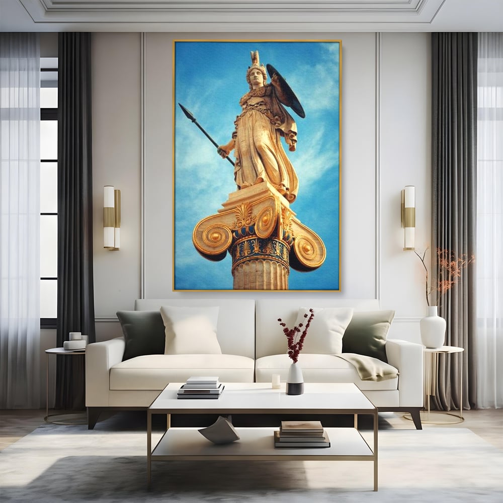 Tablou canvas cu tablou canvas cu statuia atenei, in rama de aluminiu auriu, pe perete intr-un living