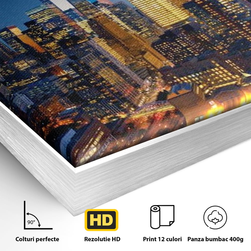 Detaliu al suprafetei: panoramic nocturn cu zghiet-nori din new york, in rama de aluminiu argintiu