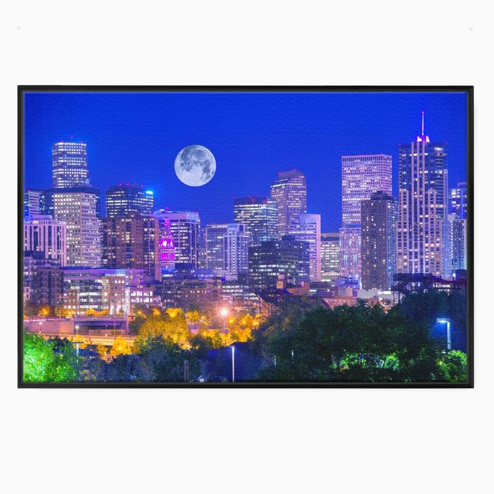 Tablou canvas cu tablou canvas cu peisaj urban nocturn si luna plina, in rama de aluminiu negru