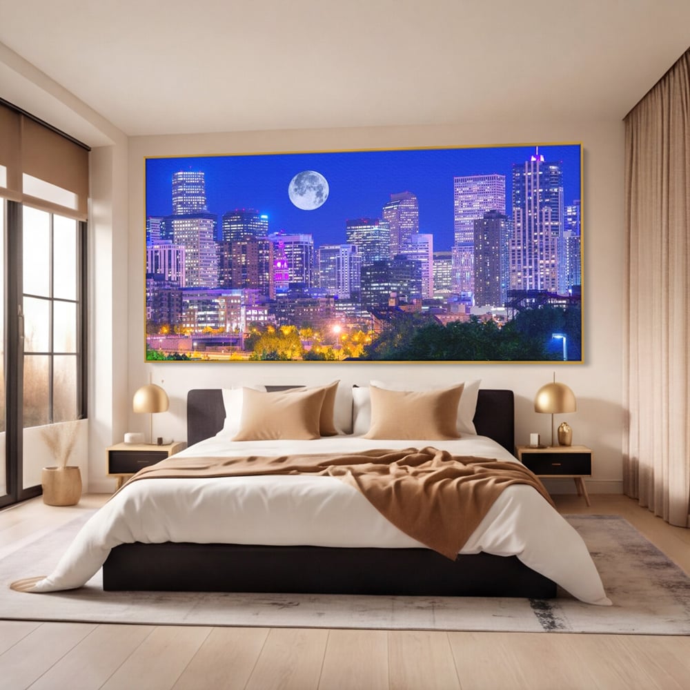 Tablou canvas cu tablou canvas cu peisaj urban nocturn si luna plina, in rama de aluminiu auriu, pe perete intr-un dormitor