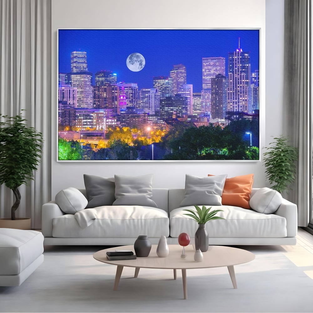 Tablou canvas cu tablou canvas cu peisaj urban nocturn si luna plina, in rama de aluminiu argintiu, pe perete intr-un living