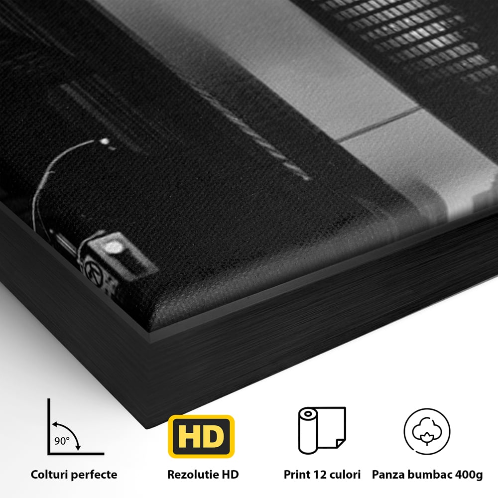 Detaliu al suprafetei: tablou canvas cu oras in ceata, in rama de aluminiu negru