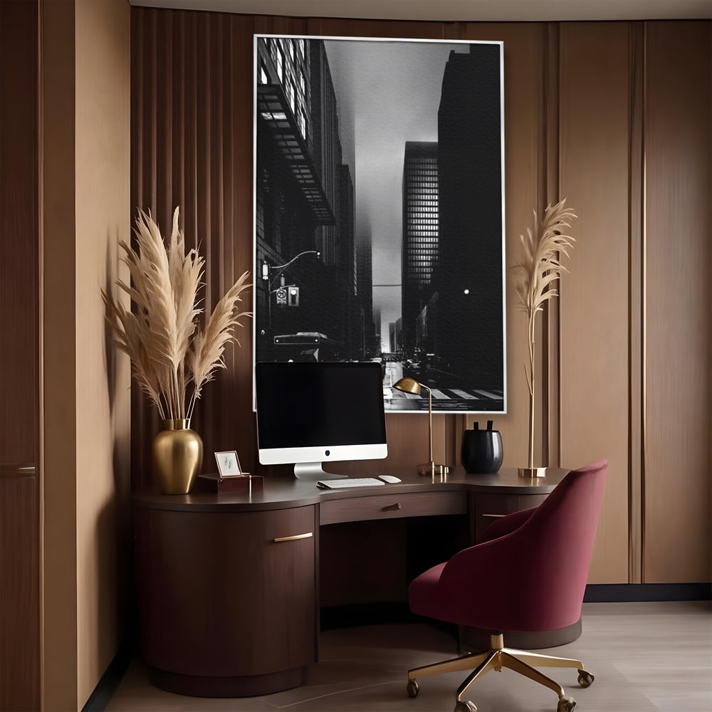 Tablou canvas cu tablou canvas cu oras in ceata, in rama de aluminiu argintiu, pe perete intr-un birou