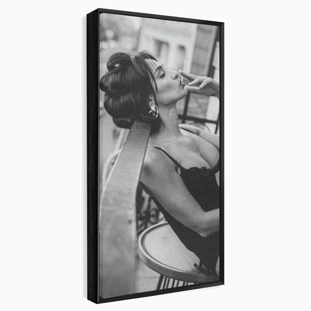 Tablou canvas cu tablou canvas cu femeie fumand pe balcon, in rama de aluminiu negru