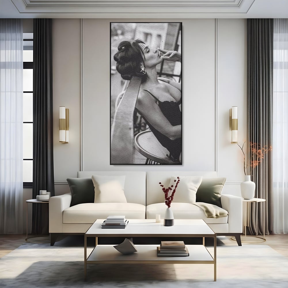 Tablou canvas cu tablou canvas cu femeie fumand pe balcon, in rama de aluminiu negru, pe perete intr-un living