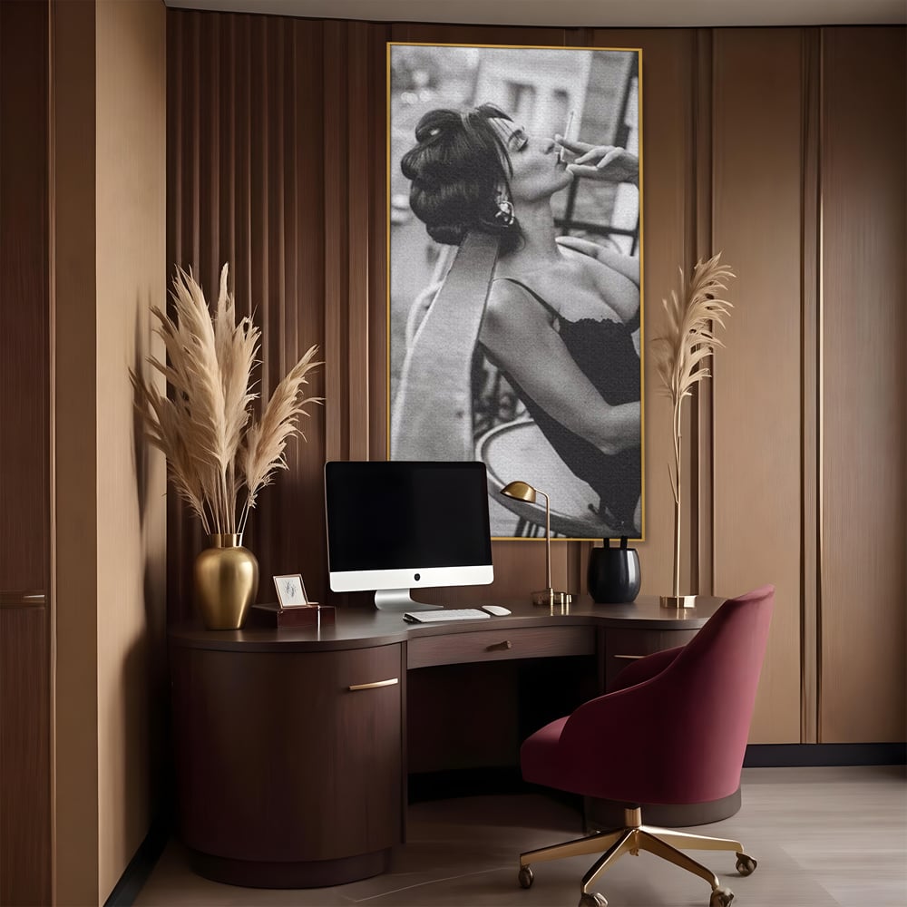 Tablou canvas cu tablou canvas cu femeie fumand pe balcon, in rama de aluminiu auriu, pe perete intr-un birou