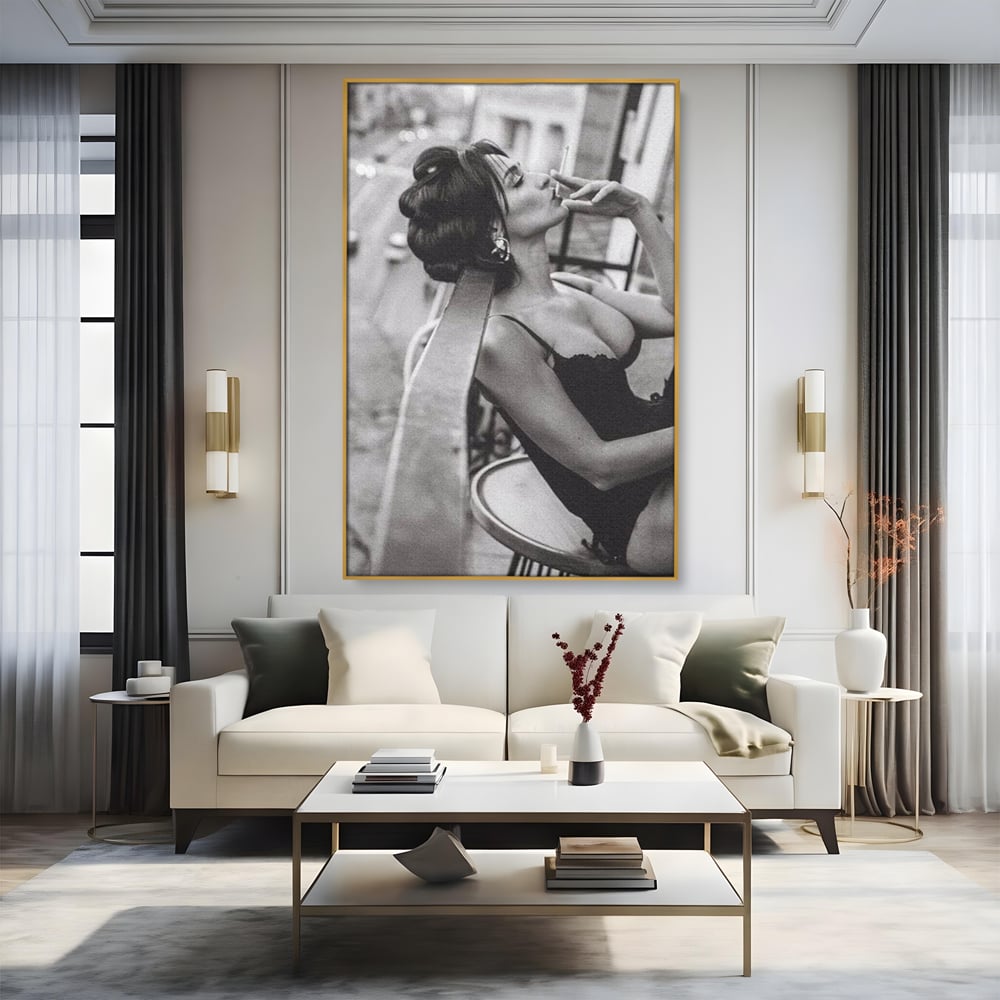 Tablou canvas cu tablou canvas cu femeie fumand pe balcon, in rama de aluminiu auriu, pe perete intr-un living