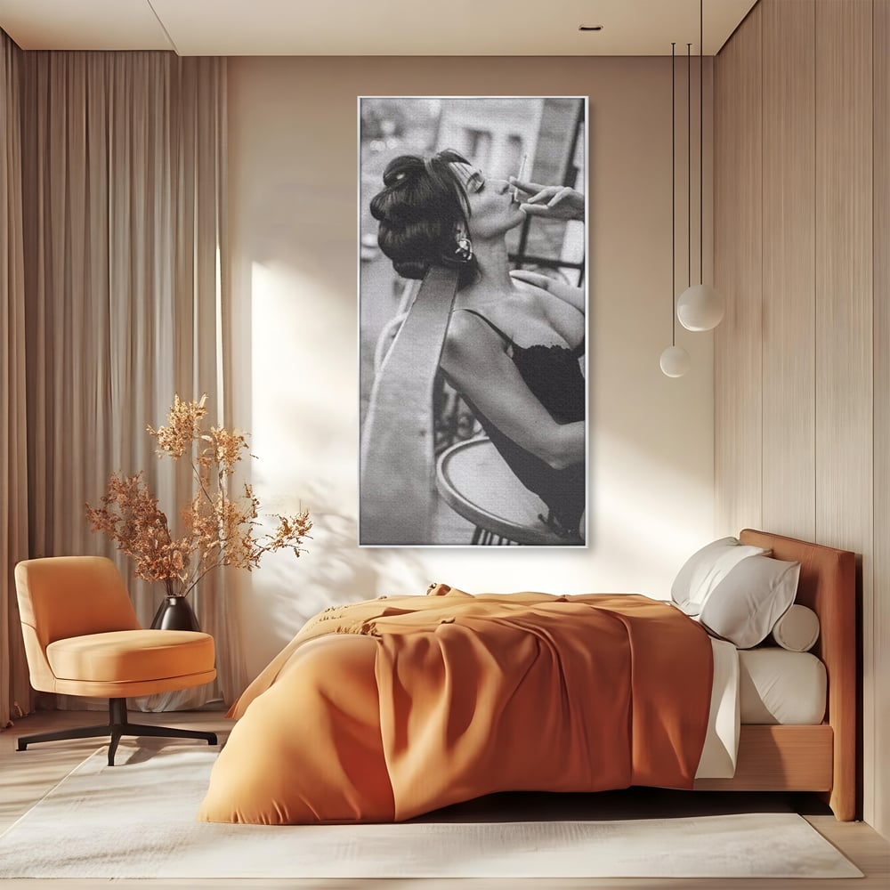 Tablou canvas cu tablou canvas cu femeie fumand pe balcon, in rama de aluminiu argintiu, pe perete intr-un dormitor