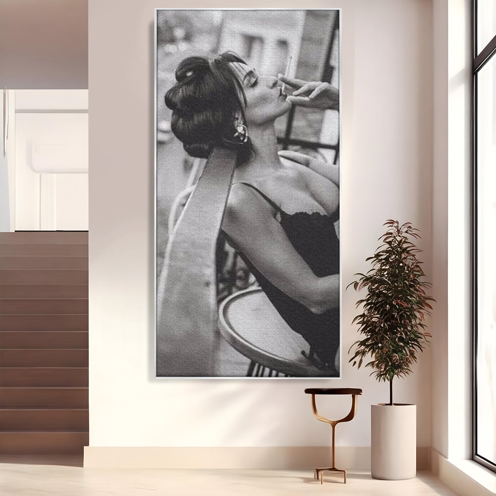 Tablou canvas cu tablou canvas cu femeie fumand pe balcon, in rama de aluminiu argintiu