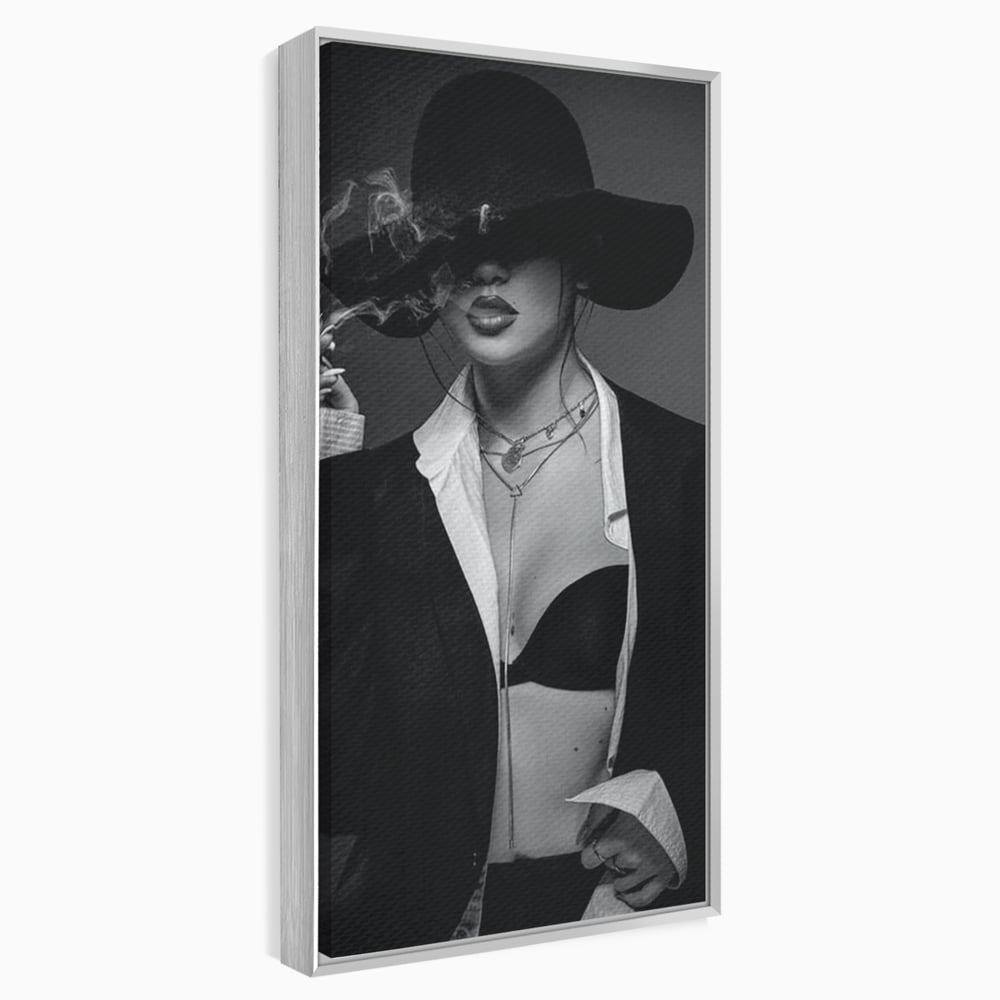 Tablou canvas cu tablou canvas cu femeie fumand sub palarie, in rama de aluminiu argintiu