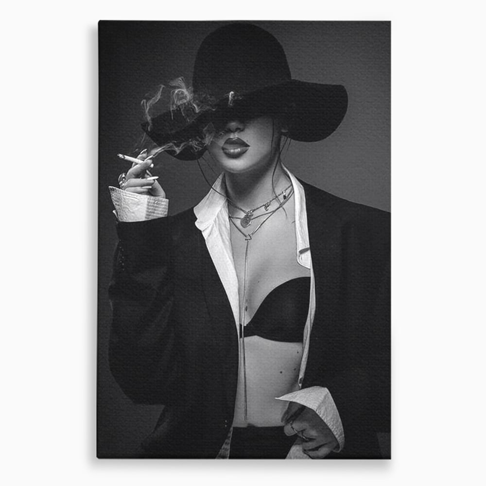 Tablou canvas cu tablou canvas cu femeie fumand sub palarie, fara rama, pe sasiu de lemn