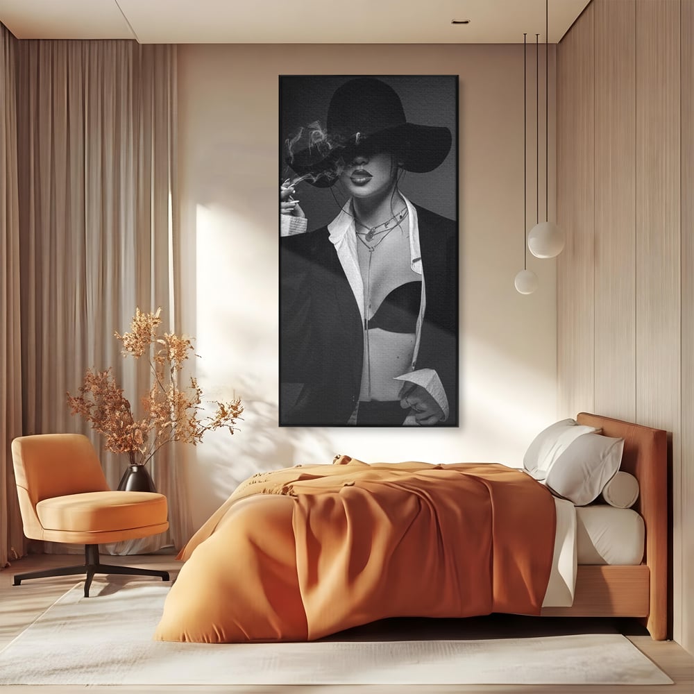 Tablou canvas cu tablou canvas cu femeie fumand sub palarie, in rama de aluminiu negru, pe perete intr-un dormitor