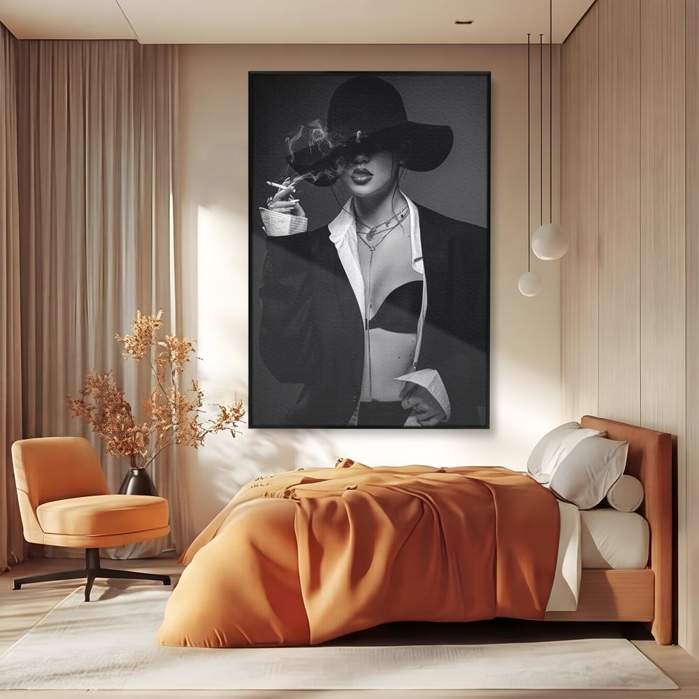 Tablou canvas cu tablou canvas cu femeie fumand sub palarie, in rama de aluminiu negru, pe perete intr-un dormitor