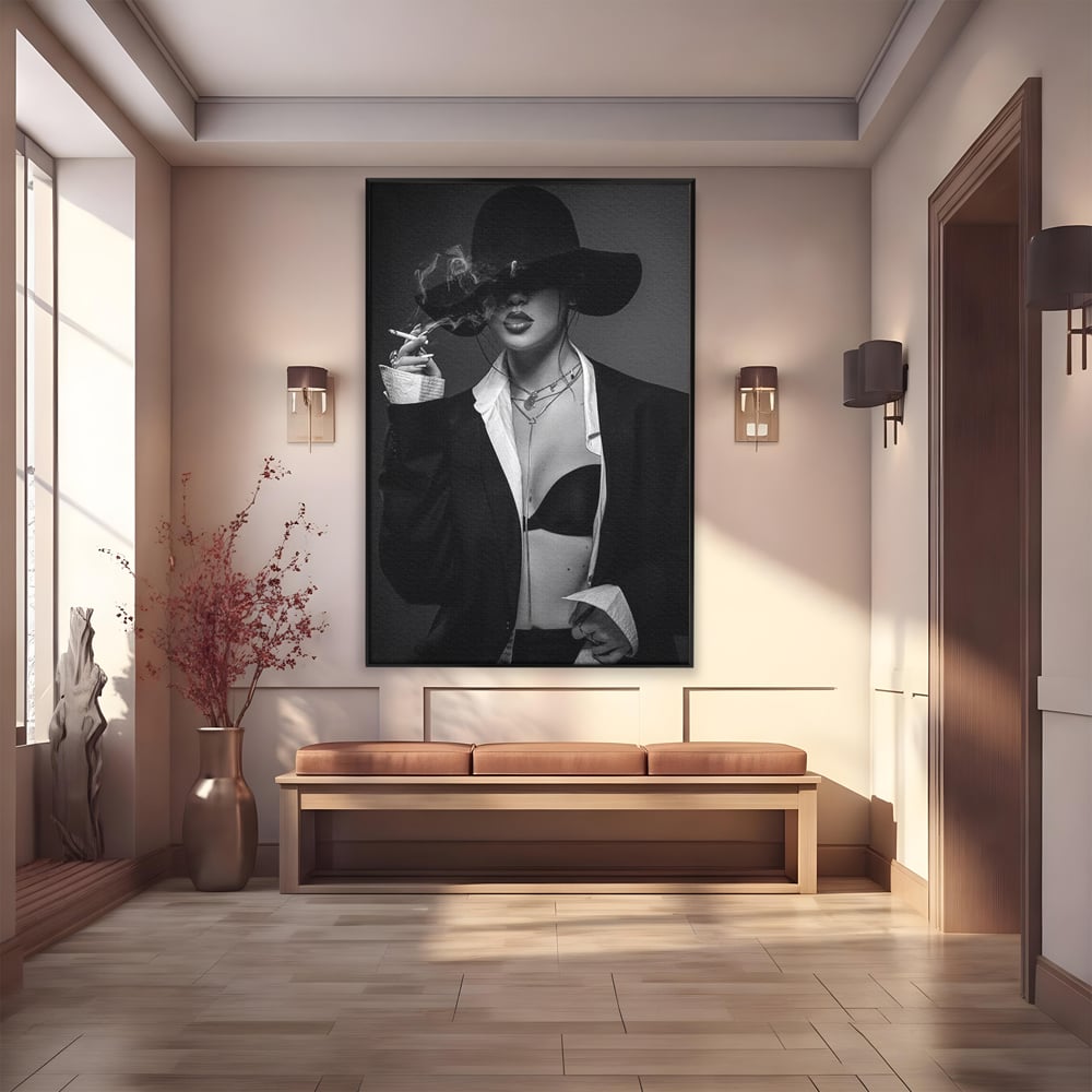 Tablou canvas cu tablou canvas cu femeie fumand sub palarie, in rama de aluminiu negru