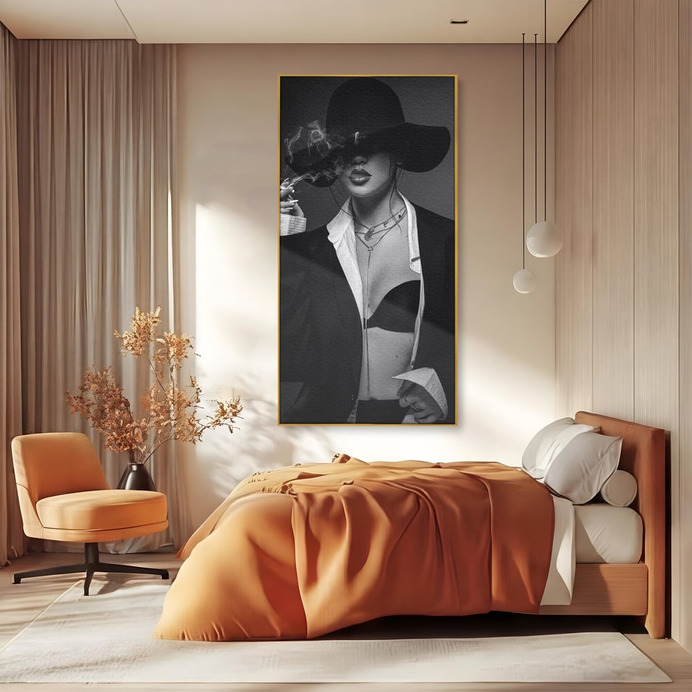 Tablou canvas cu tablou canvas cu femeie fumand sub palarie, in rama de aluminiu auriu, pe perete intr-un dormitor