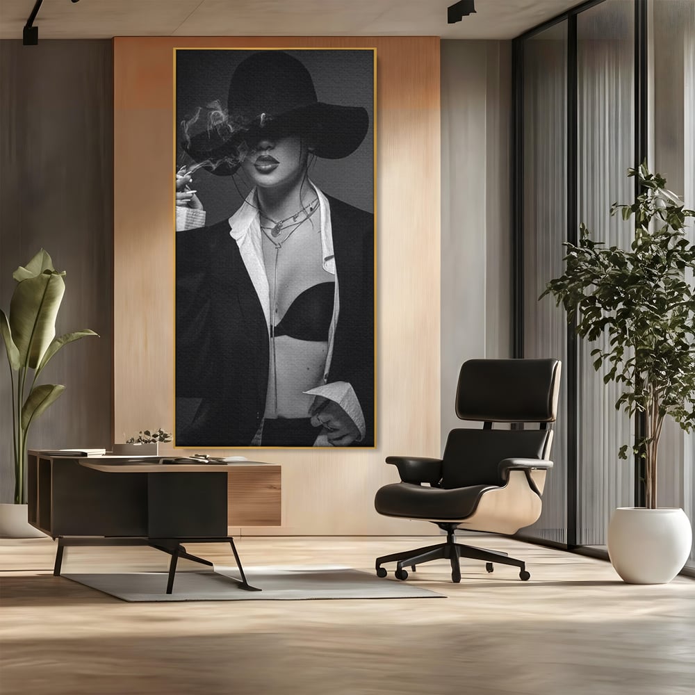 Tablou canvas cu tablou canvas cu femeie fumand sub palarie, in rama de aluminiu auriu, pe perete intr-un birou