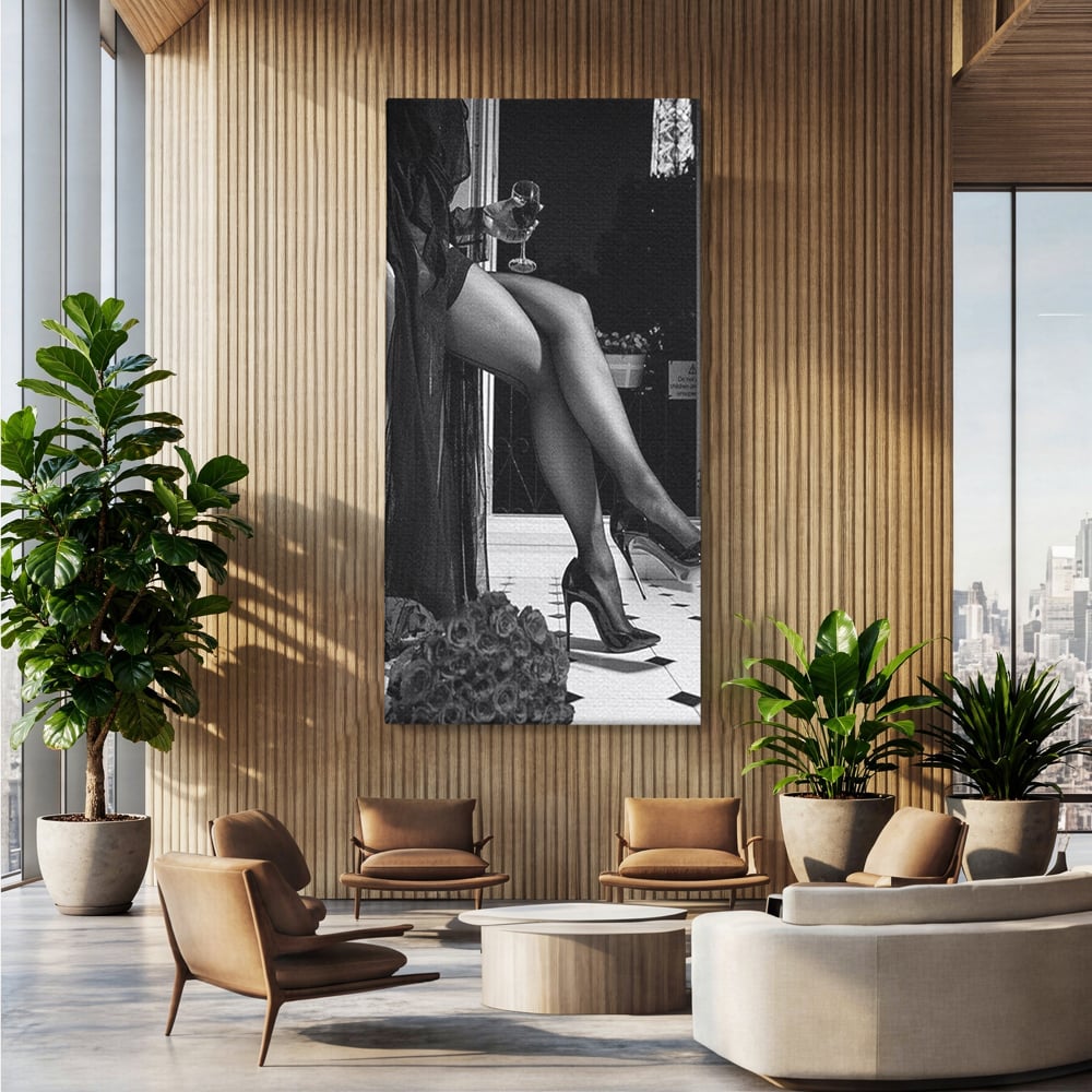 Tablou canvas cu tablou canvas cu silueta feminina si pantofi cu toc, fara rama, pe sasiu de lemn, pe perete intr-un birou