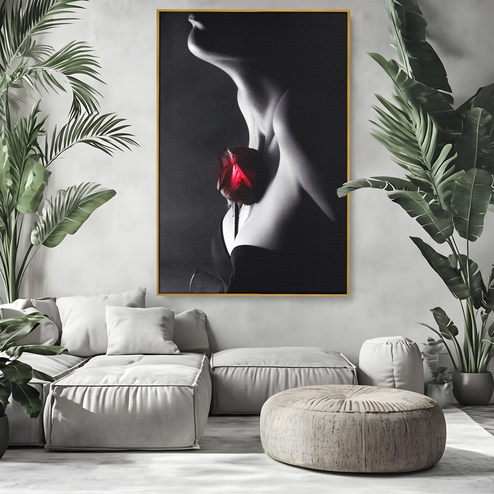 Tablou canvas cu tablou canvas cu profil de femeie si trandafir rosu, in rama de aluminiu auriu, pe perete intr-un living