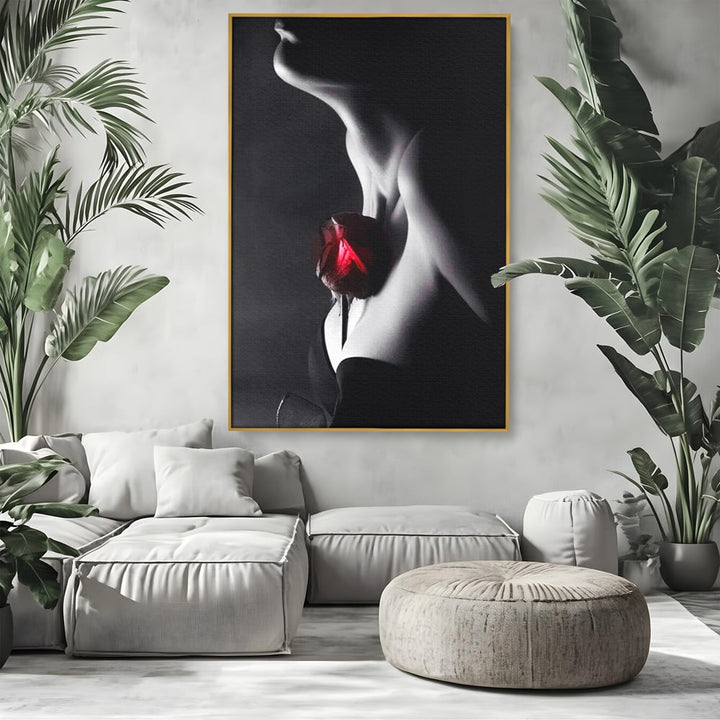 Tablou canvas cu tablou canvas cu profil de femeie si trandafir rosu, in rama de aluminiu auriu, pe perete intr-un living