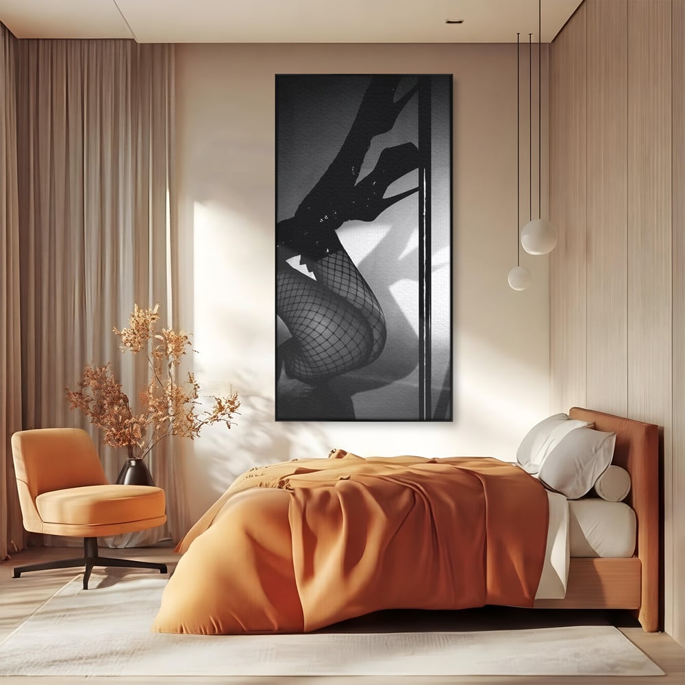Tablou canvas cu tablou canvas cu picioare si dres in plasa, in rama de aluminiu negru, pe perete intr-un dormitor