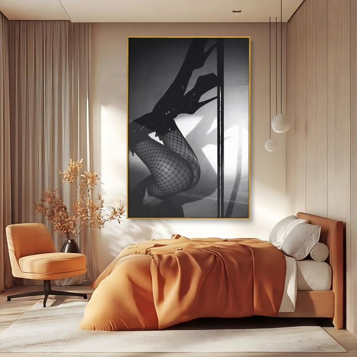 Tablou canvas cu tablou canvas cu picioare si dres in plasa, in rama de aluminiu auriu, pe perete intr-un dormitor