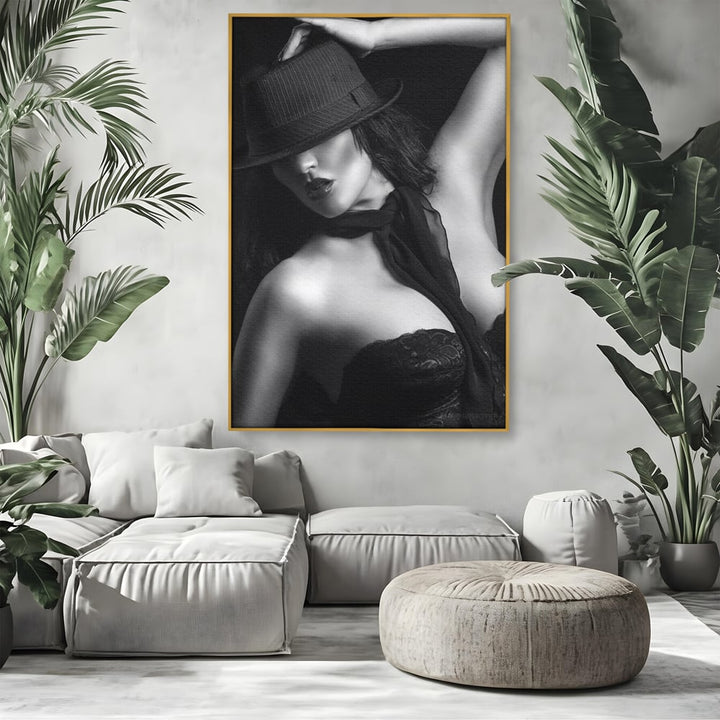 Tablou canvas cu tablou canvas portret feminin noir, in rama de aluminiu auriu, pe perete intr-un living