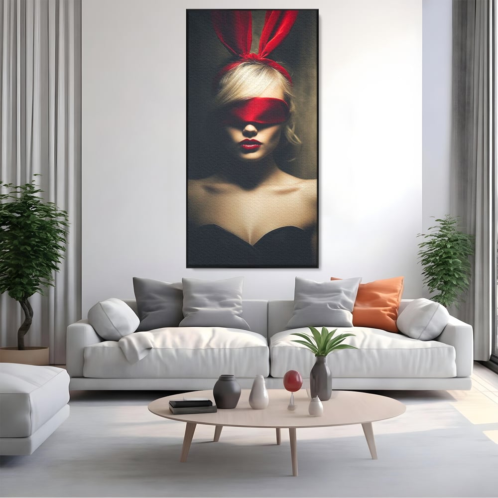 Tablou canvas cu tablou canvas cu femeie si urechi de iepuras, in rama de aluminiu negru, pe perete intr-un living