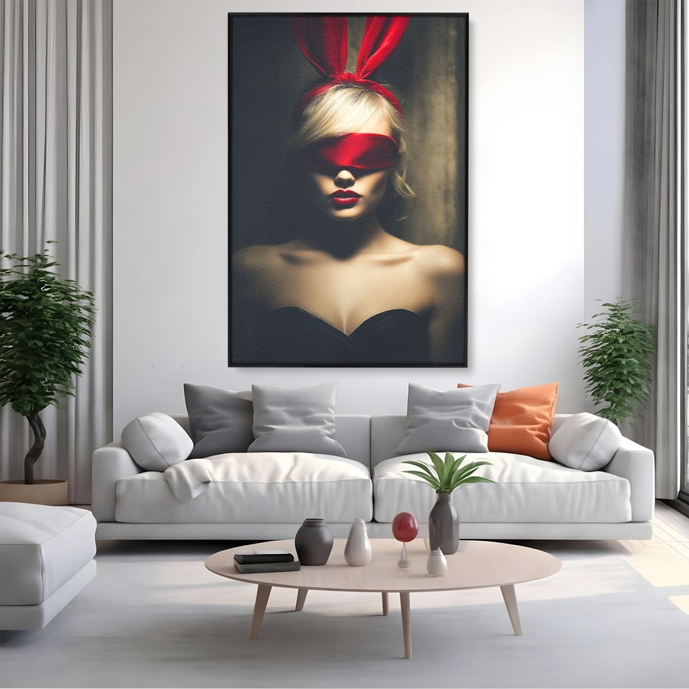 Tablou canvas cu tablou canvas cu femeie si urechi de iepuras, in rama de aluminiu negru, pe perete intr-un living