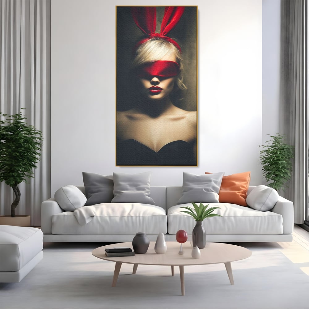 Tablou canvas cu tablou canvas cu femeie si urechi de iepuras, in rama de aluminiu auriu, pe perete intr-un living