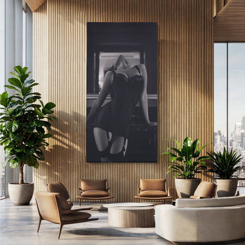 Tablou canvas cu tablou canvas cu silueta feminina, fara rama, pe sasiu de lemn, pe perete intr-un birou