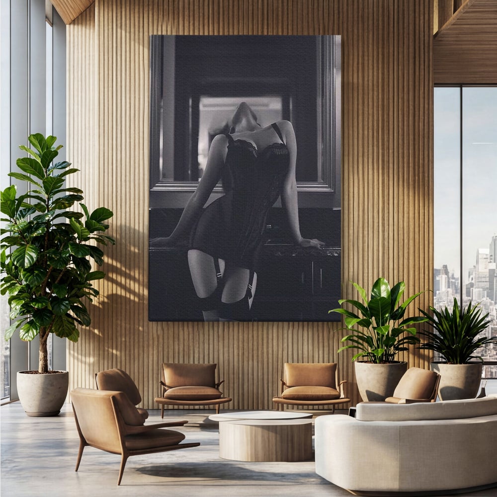 Tablou canvas cu tablou canvas cu silueta feminina, fara rama, pe sasiu de lemn, pe perete intr-un birou