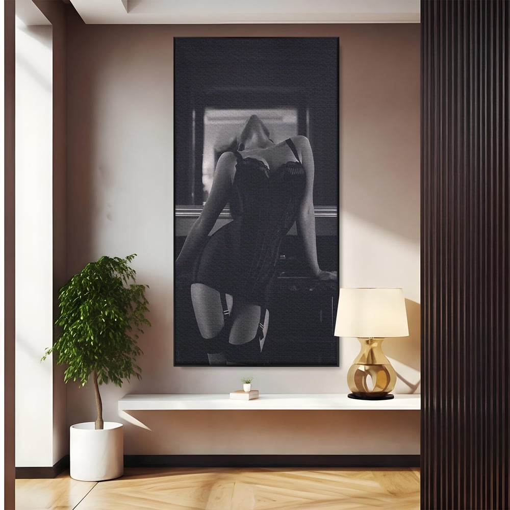 Tablou canvas cu tablou canvas cu silueta feminina, in rama de aluminiu negru