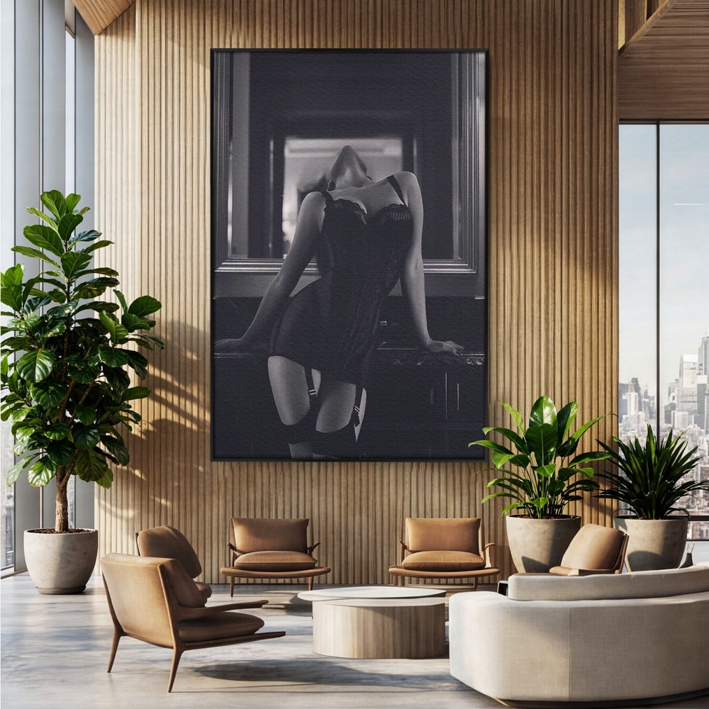 Tablou canvas cu tablou canvas cu silueta feminina, in rama de aluminiu negru, pe perete intr-un birou
